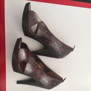 Purple snakeskin Steve Madden Heels with zipper